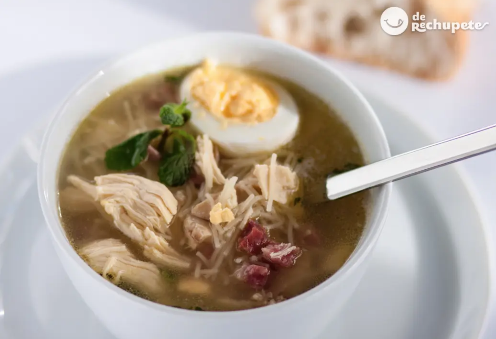 Ensalada de pimientos asados atún y huevo con sopla de picadillo y hierbabuena